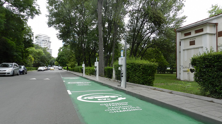 В Бургас заработиха 20 нови зарядни станции за електромобили