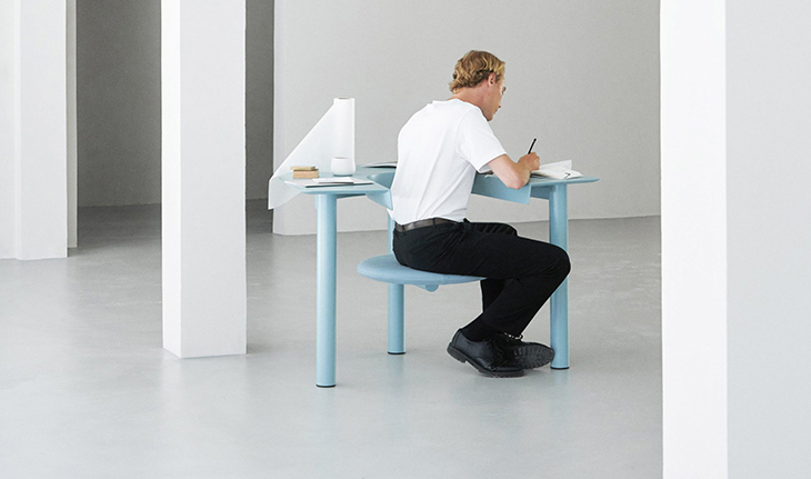 Удобно компактно бюро-фотьойл с вградена въртяща се седалка (+ВИДЕО)