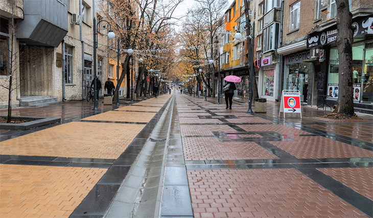 Обновена е пешеходната част от улица ТЪРГОВСКА в Ямбол