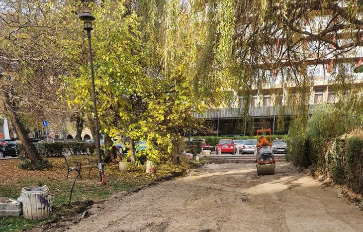 Правят временен "икономичен" ремонт на градинката пред хотел "Рила" в София