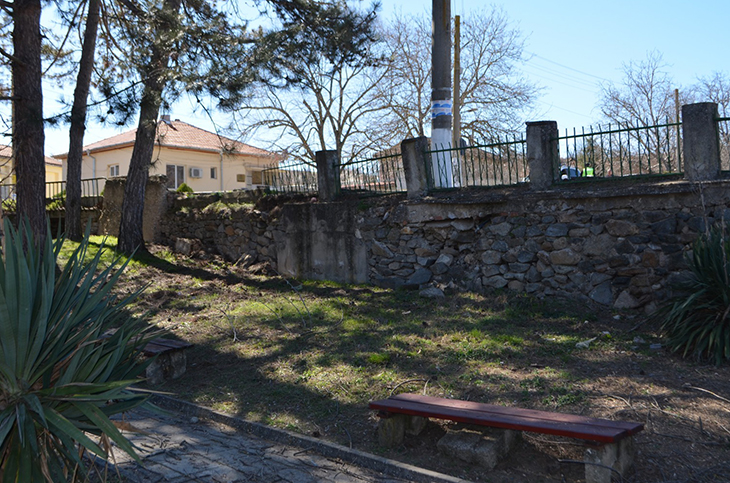 Ще събарят подпорната стена от каменна зидария в парка в центъра на село Пъстрогор