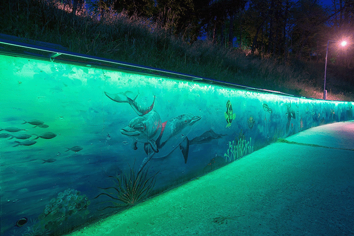 Морският свят оживява в 120 квадратни метра светещи стенописи на крайбрежната алея в Приморско