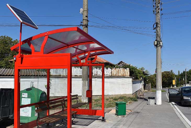 В Киченица е първата соларна автобусна спирка в община Разград, на която има и станция за зареждане на телефони