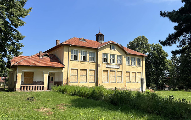 Старо неработещо училище в троянското село Голяма Желязна се възражда в международен център по занаяти и кулинария