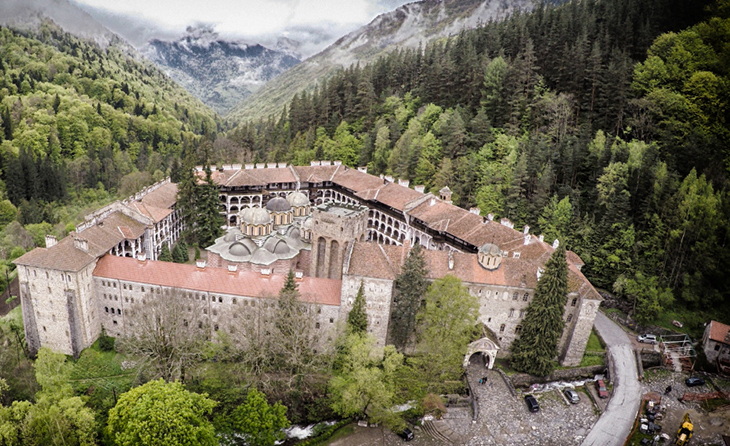 Правителството одобри 400 000 лева за Рилския манастир