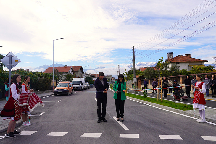 Обновена е една от най-дългите улици в село Баня