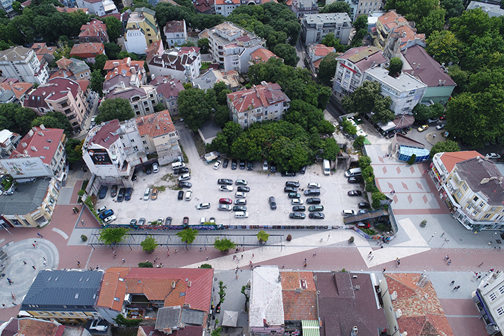 За първи път от четири десетилетия Община Варна придобива основната част от т. нар. Дупка в централната пешеходна зона на града