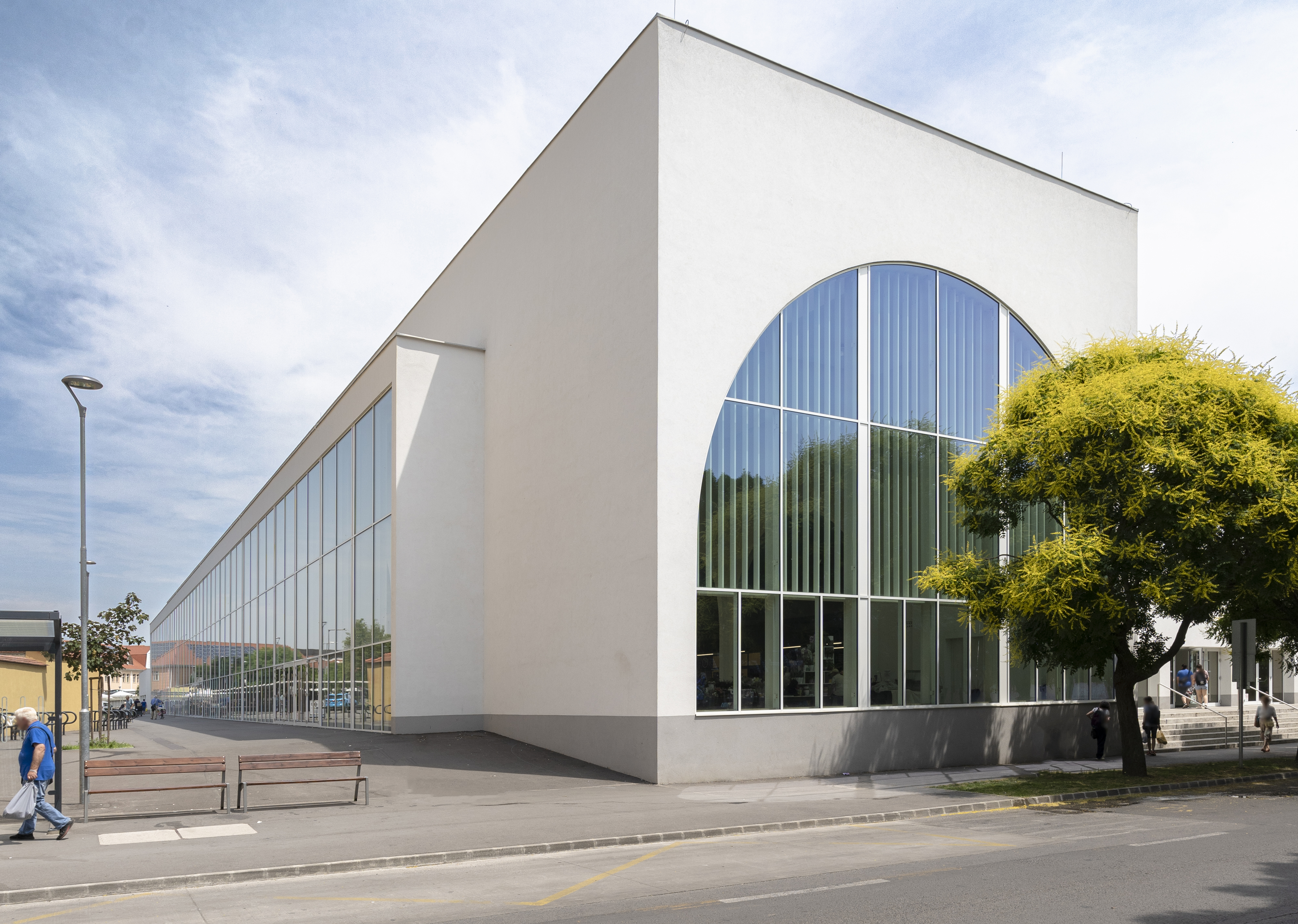 Пазарът в унгарския град Печ е големият победител за най-красивата фасада на Европа в международния конкурс Baumit Life Challenge