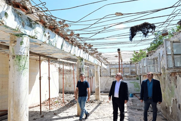 Продължава ремонтът на покрива на сградата на минералните бани в Сливен