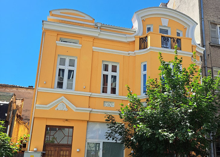 Реставрирана сграда в Бургас напомня за славните години на улица "Фердинандова"