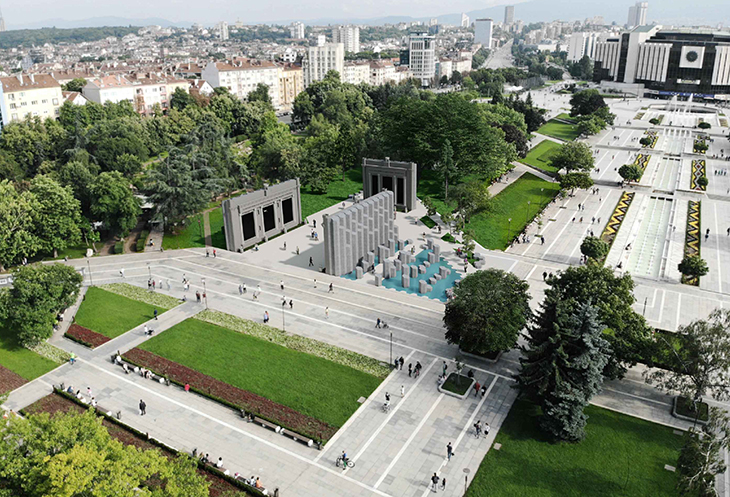 Кметът на София оттегли заповедта си за спиране на процедурата за възстановяване на мемориала в парка на НДК