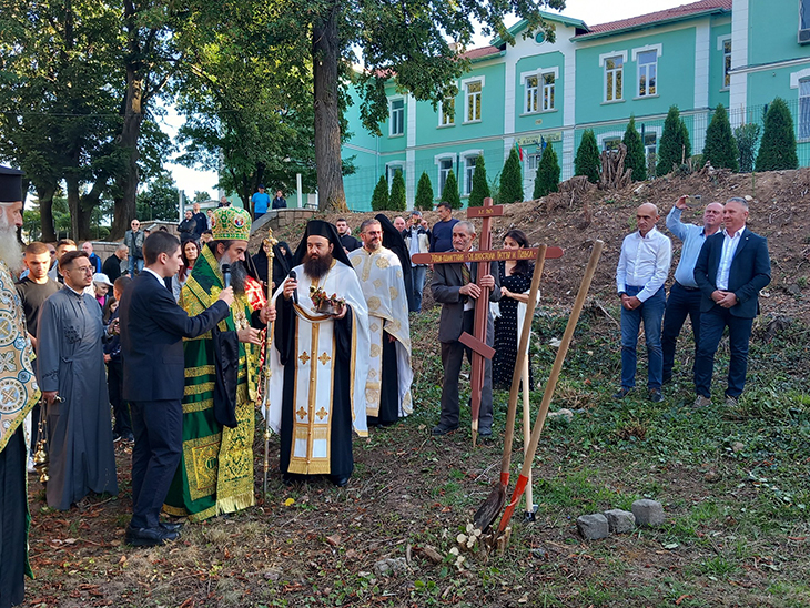 В Белоградчик направиха първа копка за изграждане на храм-паметник "Св. първовърховни апостоли Петър и Павел"