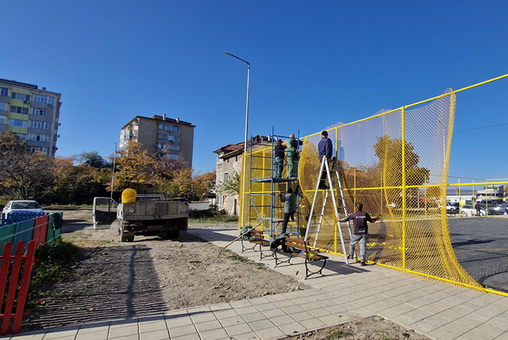 В ход е изграждането на игрища за спорт и детска площадка в квартал 8 в Търговище