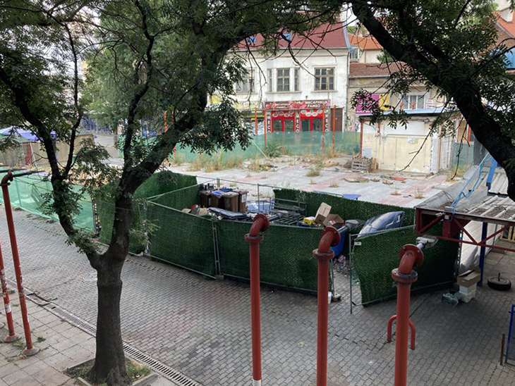 Вместо заявеният първоначално площад в стила на Стара София на входа на Женския пазар откъм бул. "Сливница" ще има павилиони