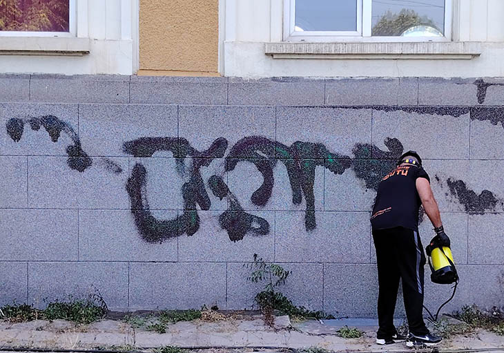 Фирма с мисия да почиства замърсени фасади на сгради от надписи беше отличена в конкурса "Големите малки"