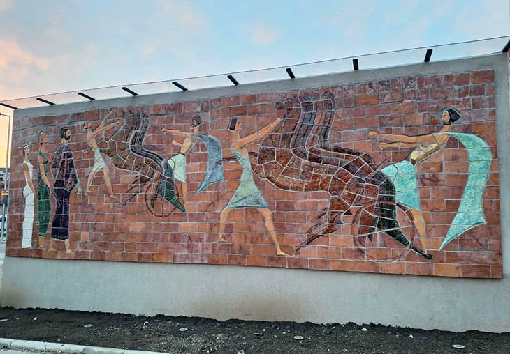 Керамичното пано от сградата на бившата Автогара на Горна Оряховица е монтирано на стена пред новата сграда на супермаркет