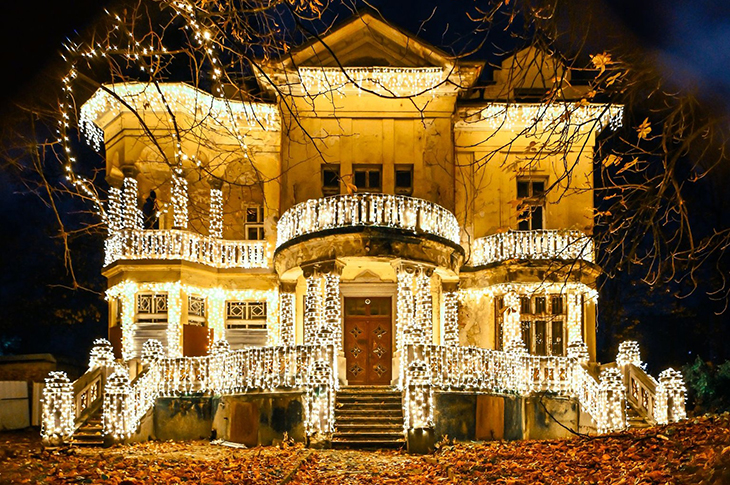 Къщата с ягодите в София е с празнична украса