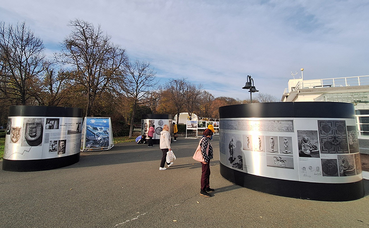 Фотографска изложба в Бургас показва творбите на украинския скулптор Михайло Парашчук