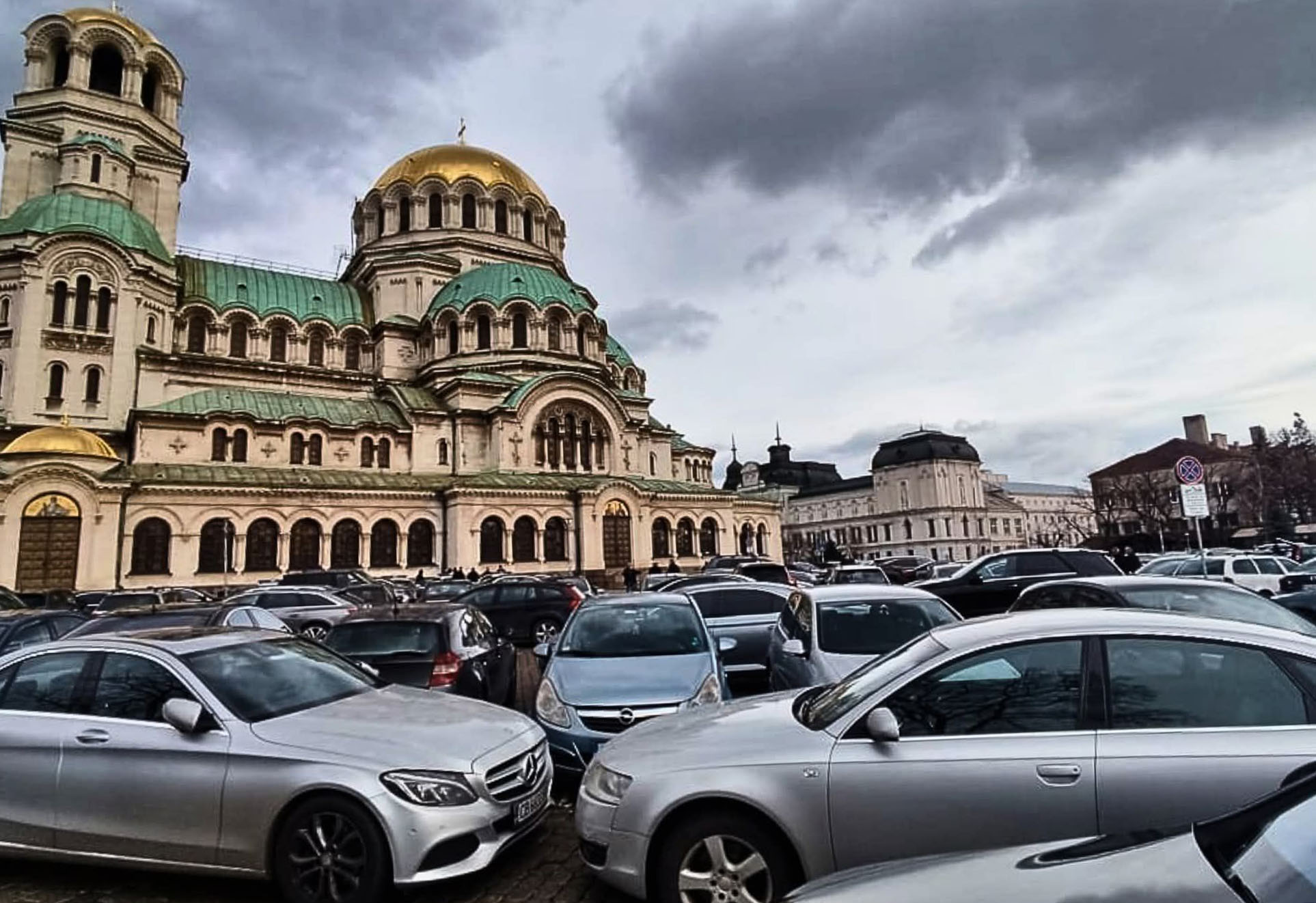 От 1 декември парламентът освобождава паркинга до площад "Св. Александър Невски"