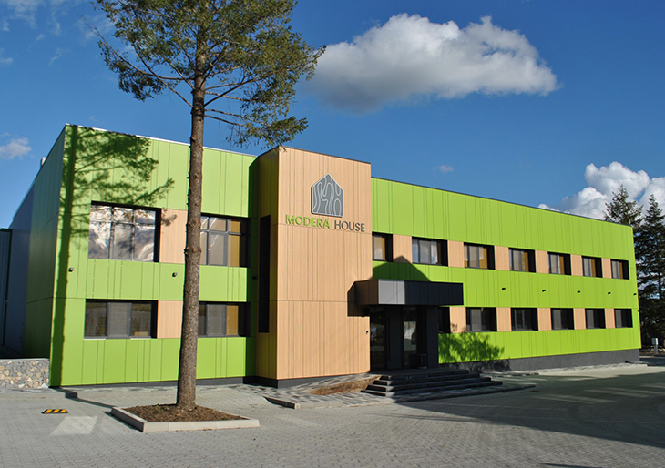 Фирма за производството на "префаб" дървени къщи откри производствената си база в Търговище