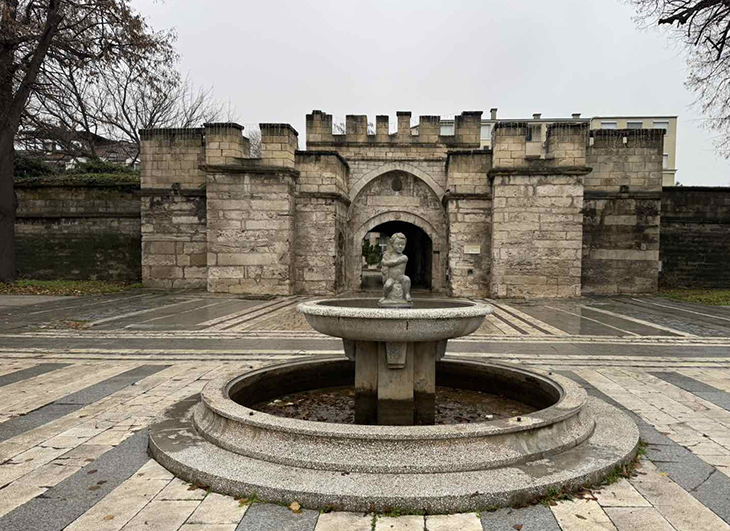 Граждани не одобряват възстановения фонтан "Момчето с рибката" пред Стамбол капия във Видин