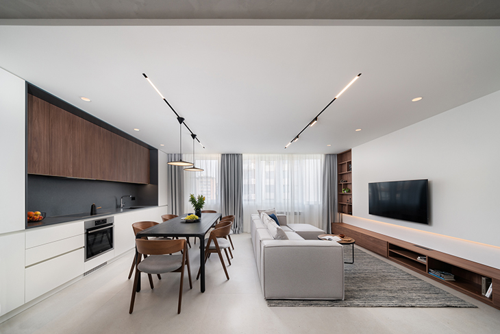 Функционален интериор с практично разпределение и дизайнерски почерк