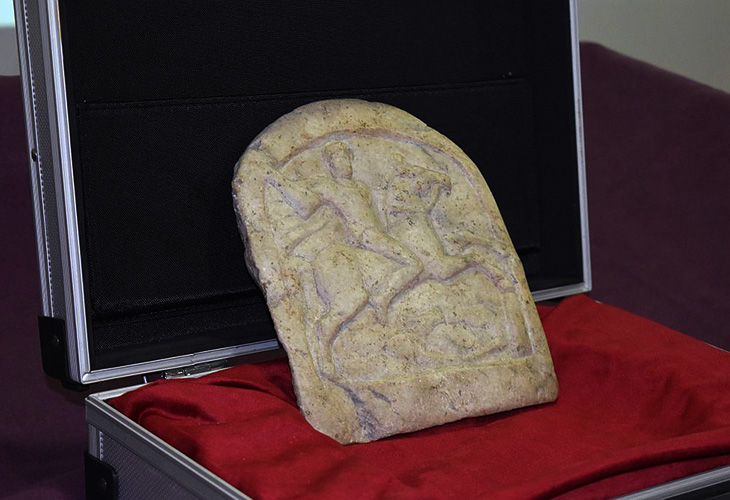 Върнаха на Разград откраднатата преди 29 години архитектурна ценност – мраморна оброчна плочка "Тракийски конник"