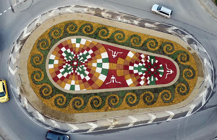 Ефектен проект с многоцветна мозайка от растения преобрази кръгово в Стара Загора