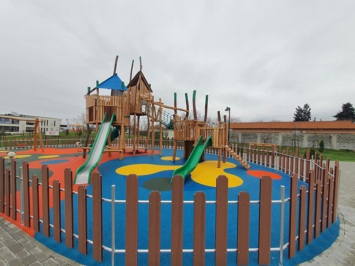 Откриха нова зона за отдих с малък парк и детска площадка в бургаския квартал "Ветрен"