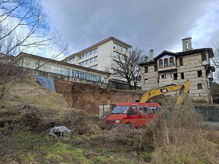 Съюзът на архитектите сигнализира за незаконни според него изкопни дейности в непосредствена близост до Пангаловата къща в Смолян