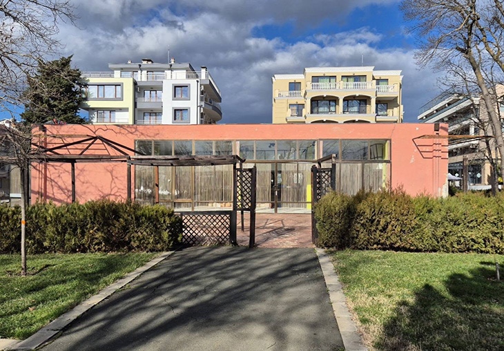 Пустеещата сграда на входа на Морската градина в Приморско ще бъде преобразена в Арт център