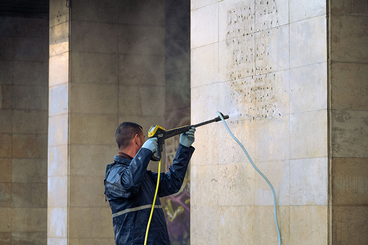 Столичната община започна почистване на надраскани обществени пространства