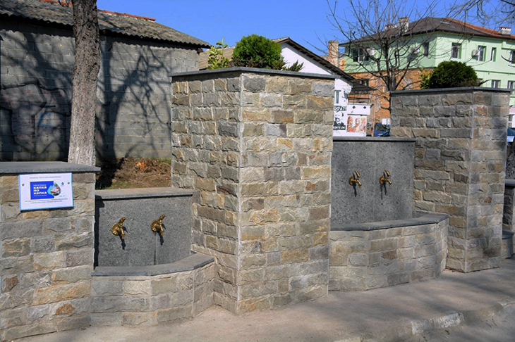 Нова чешма в парка срещу жп гара Асеновград вече функционира