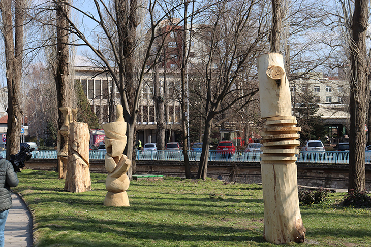 Арт алея "Край реката" в Хасково с 5 монументални скулптури от дърво и метал