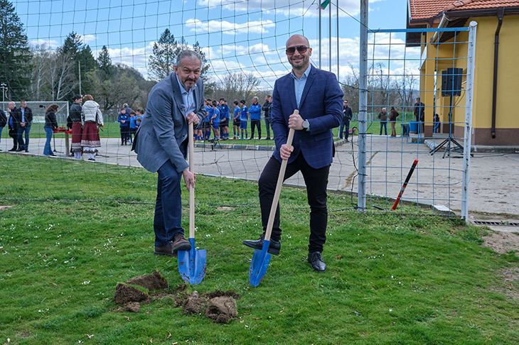В парк "Черничките" в Севлиево изграждат футболно игрище