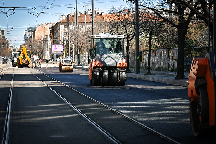Започна полагането на асфалт на столичния бул. "Александър Стамболийски" в последния участък