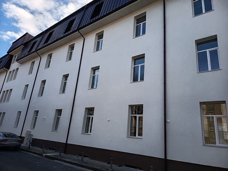 След повече от 20 години сградата на бившия техникум по дървообработване в Смолян оживя като Младежки център