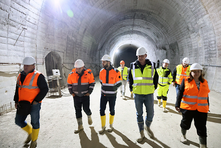 Остават 90 метра до прокопаването на най-дългия двупътен жп тунел на Балканите