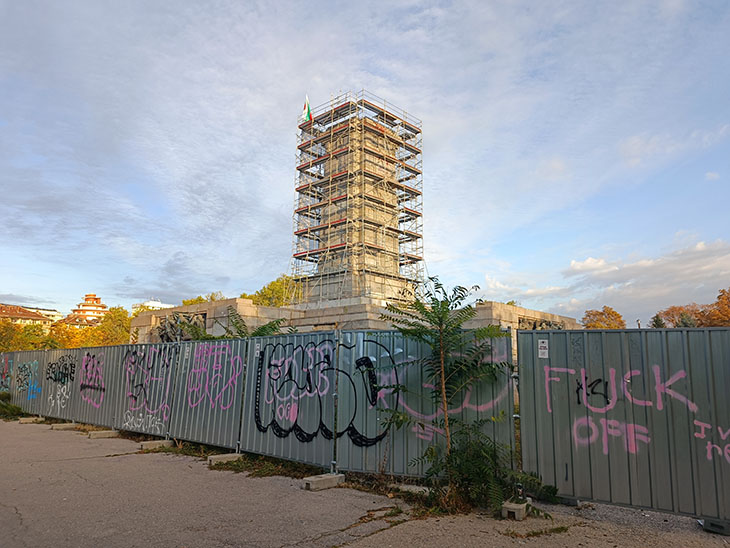 Махат оградите около отчасти демонтирания паметник на Съветската армия в Княжеската градина в столицата
