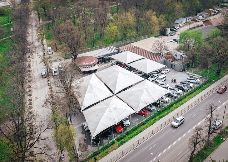 Премахват металните чадъри на автокъща "Капитолия" в Борисовата градина