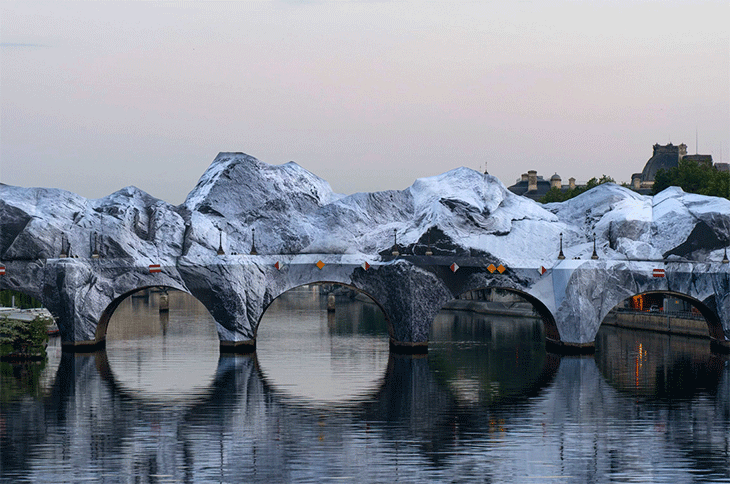 Предстои официалното откриване на монументалното временно произведение La Caverne du Pont Neuf в Париж
