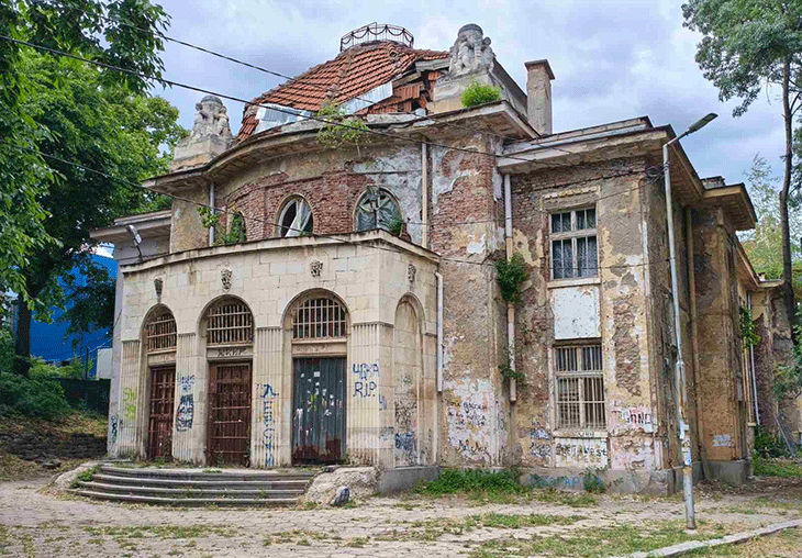 Започна обезопасяване и аварийно-временно укрепване на част от покривната конструкция на сградата на минерална баня "Горна баня"